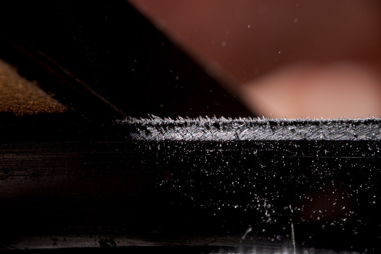 detail broušení nože - třísky a formování otřepu na ostří