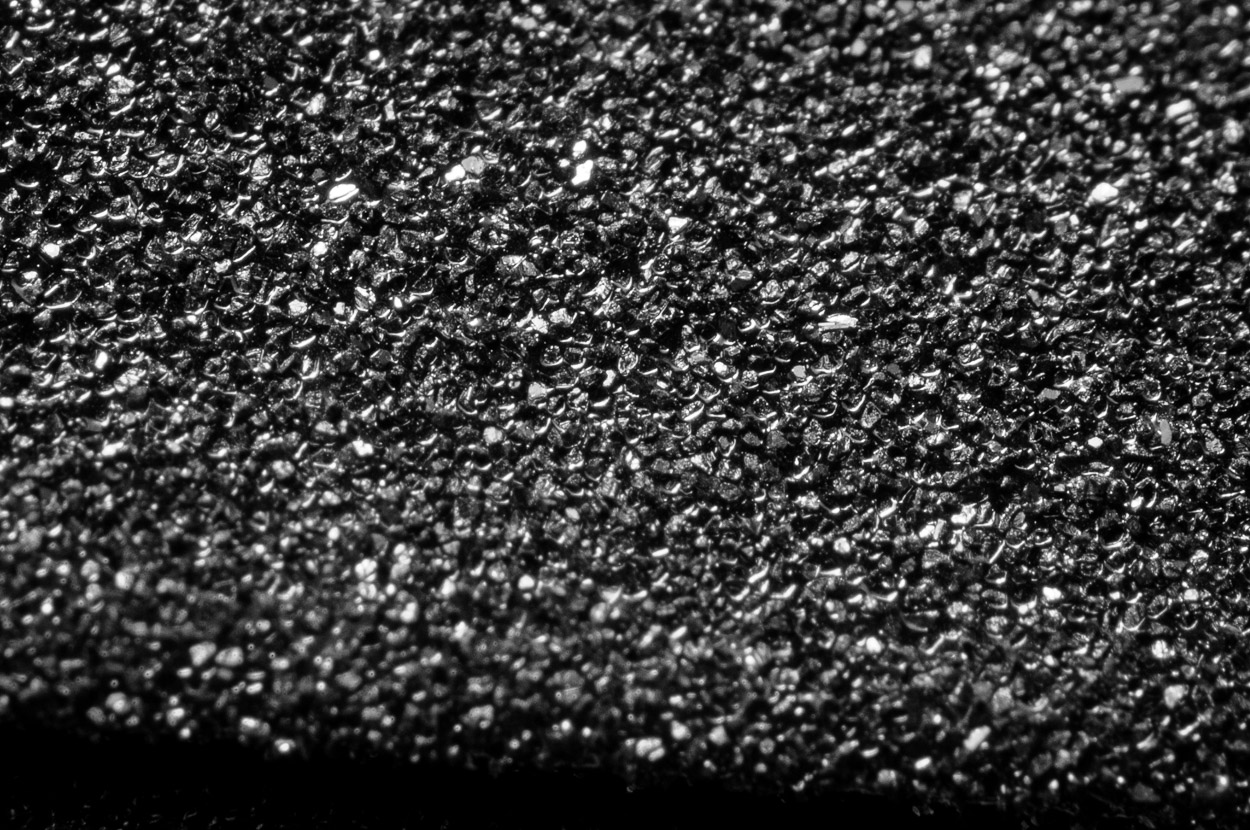 brusné zrno diamantového kamene 240 grit pod mikroskopem