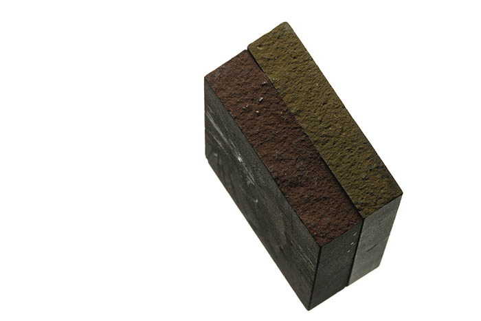 rozlomený syntetický brusný kámen - křehkost levných brousků