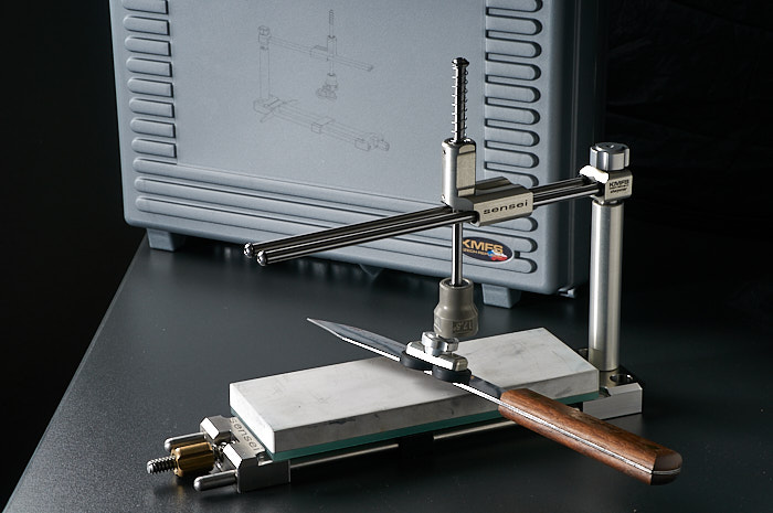 KMFS Sensei detail magnetické upínání nože při broušení